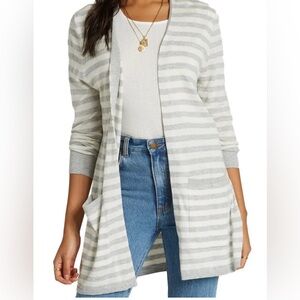 DESIGNED BY BILLABONG!!! NWT GRAY/WHITE LIGHTWEIGHT CARDIGAN WITH POCKETS.